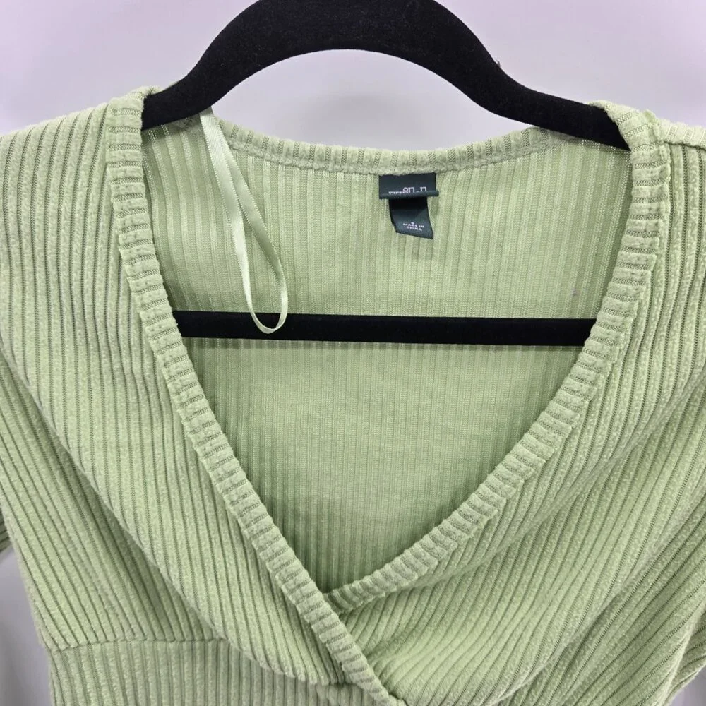 Wild Fable Mint Green Long Sleeved V-Neck Crop Top Small - Picture 3 of 7